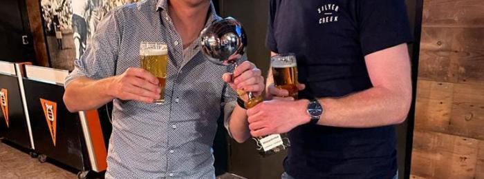 Erwin en Jim winnen derde editie voetbalquiz