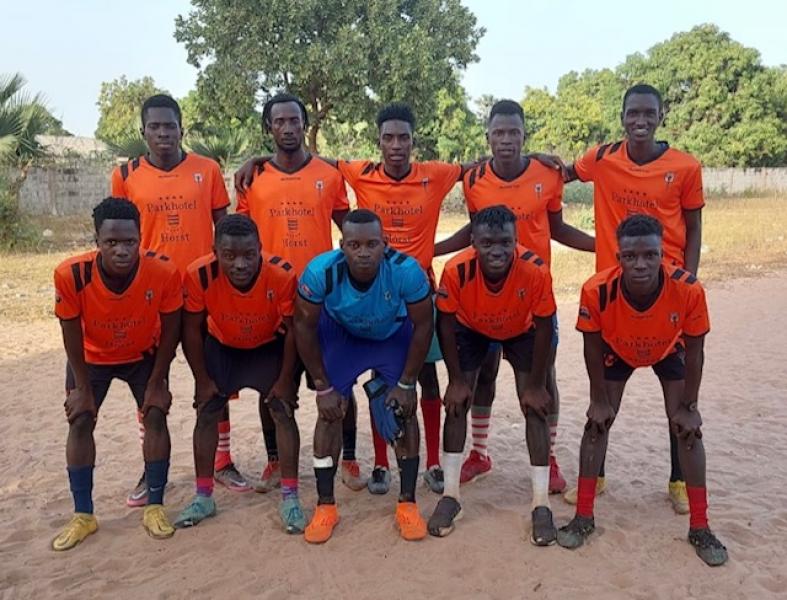 Gambiaanse voetballers in het oranje