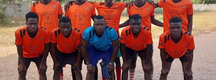 Gambiaanse voetballers in het oranje