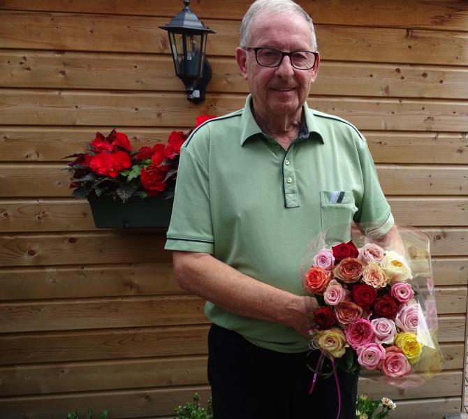 Joep Vervuurt ontvangt Bloemenketting