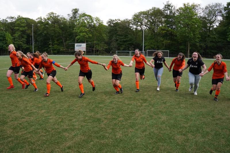 Vrouwen 1 wint ondanks twijfelachtige rode kaart